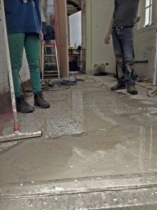 Zelfwerkzaamheid in uitvoering, terugbrengen terrazzo-vloer keuken.